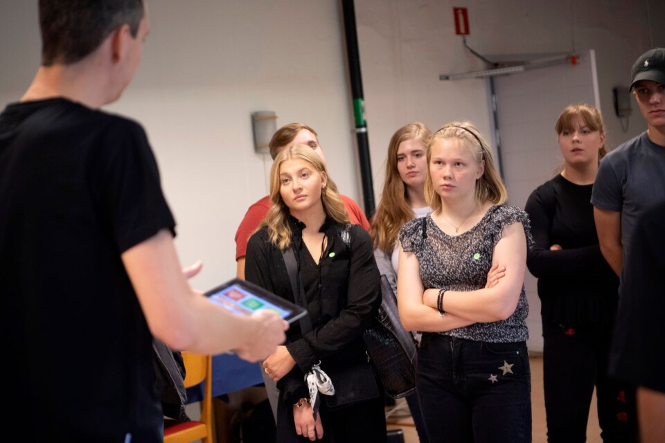 Isabella Strömberg och Hilda Axelsson, naturvetarprogrammet på Nordenbergsskolan i Olofström, får höra om möjligheten att skapa ljud digitalt. Sebastian Hastrup, BTH i Karlshamn, visade dem hur en prototyp av en app fungerade i en ljudinstallation.