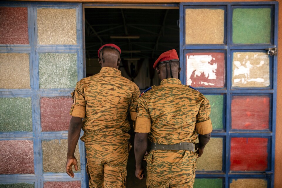 Två soldater i Burkina Faso. Arkivbild.