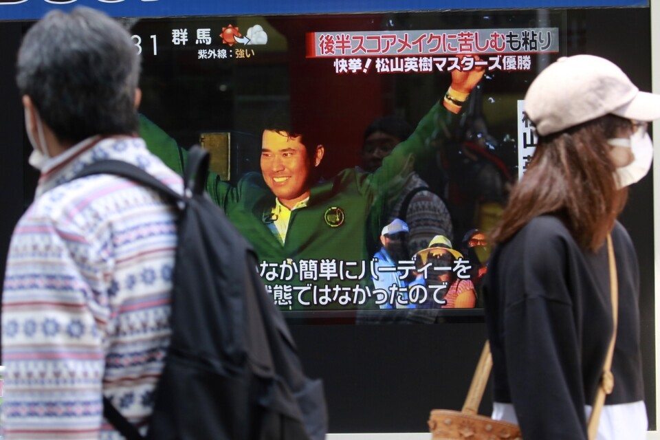 Hideki Matsuyama syns med den gröna Masterskavajen på en tv-skärm i Tokyo.