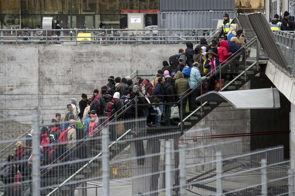 Skribenten pekar ut den stora asylinvandringen och narkotikan som grundorsakerna till den grova kriminaliteten i Sverige. På bilden ankommande asylsökande på Hyllie station i Malmö.