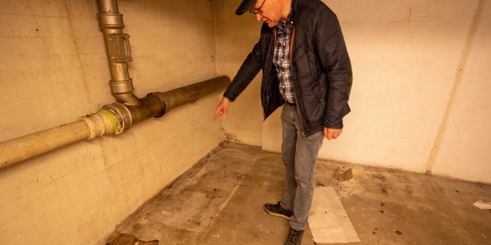 Peter Walteus visar märken efter där lådor har stått i källarförrådet och menar att det inte finns tecken på så omfattande vattenskador som han fått beskrivet av Trelleborgshem.
