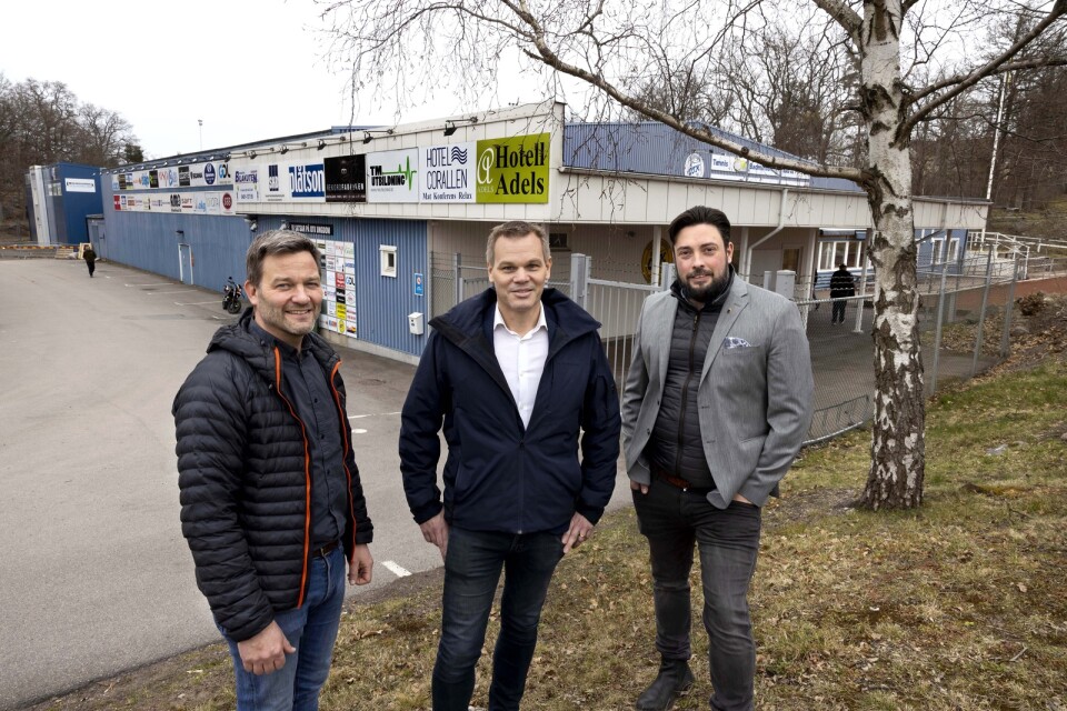 Kommundirektören Henrik Andersson tillsammans med kommunalråden Andreas Erlandsson (S) och Lucas Lodge (M) framför tennishallen där den nya arenan är tänkt att byggas.