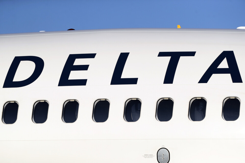 Ett Delta Air Lines-flyg vid Denvers flygplats. Bolagets delårsrapport överraskade positivt. Arkivbild.