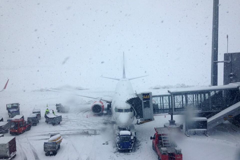 Gårdagens kraftiga snöoväder fortsätter att orsaka inställda flyg från den norska flygplatsen Gardermoen. - Trafiken går inte för fullt. Men det blir bättre timme för timme. Folk får följa med på internet och ta kontakt med oss, säger Rebecca Mathers p