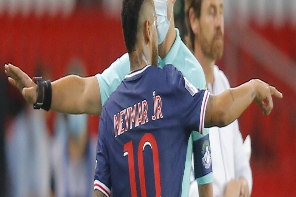 Domaren visar ut Paris SG-stjärnan Neymar i söndagens match som Marseille vann med 1–0.