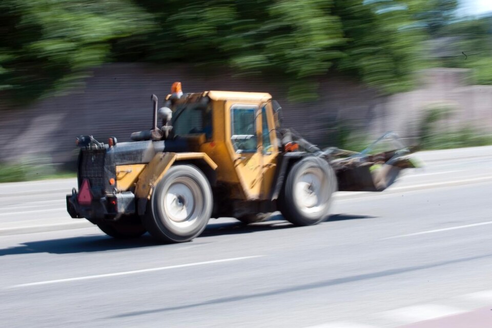 Traktorförare får öka farten den 1 januari nästa år. ARKIVBILD.