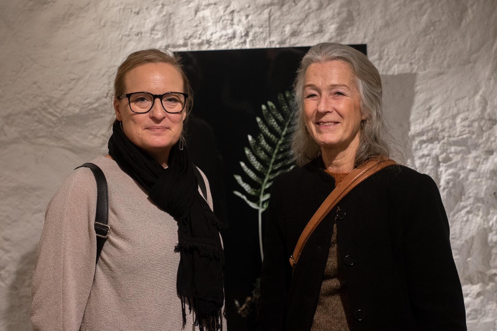 Mia Carlsson och Magdalena Ståhle var två av besökarna som tog sig in i salongens värme.