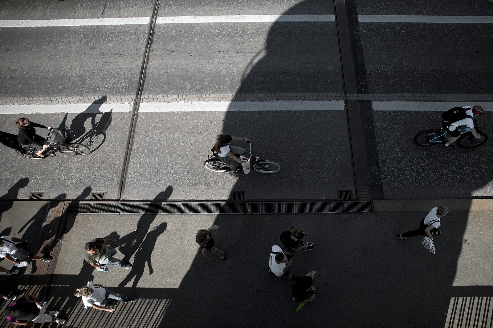 Trafiken är livlig på Knippelsbro där bland annat cyklisterna far fram i skuggan av tornet. Foto: Jörgen Johansson