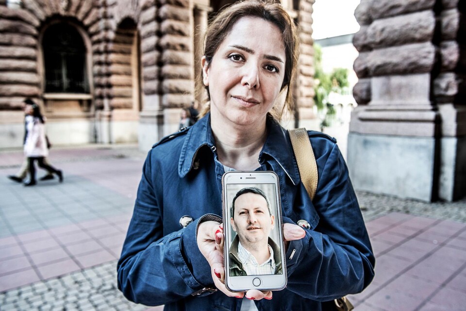 Sedan två år tillbaka sitter den numera svenske medborgaren och KI-forskaren Ahmadreza Djalali fängslad i Iran anklagad för spioneri. På bilden hans hustru Vida Mehrannia framför riksdagshuset i Stockholm med maken på bild i telefonen.