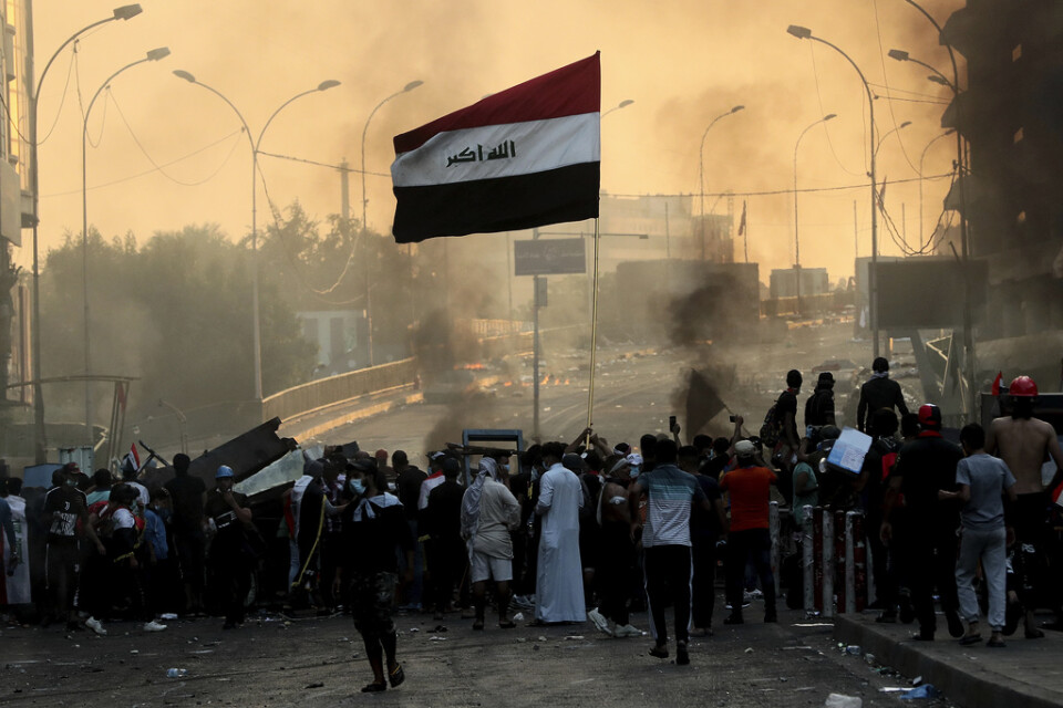 Aktivister har blockerat vägar och torg i Iraks huvudstad Bagdad.