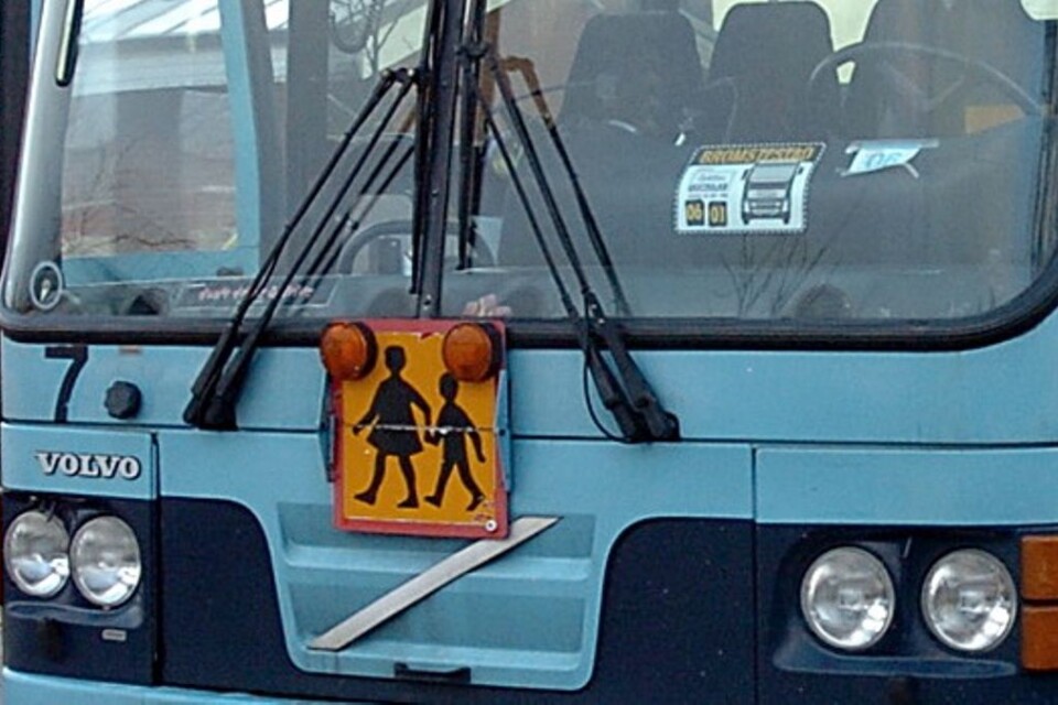 Förskoleklassbarnen tvingas åka buss länge.