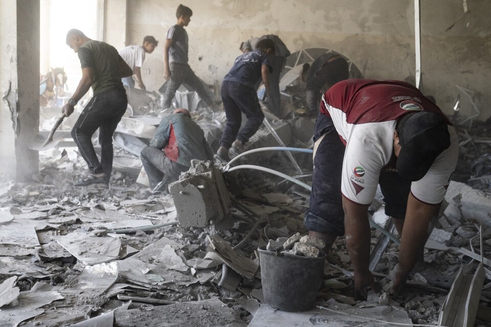 Barn och tonåringar letar igenom ett sönderbombat hus i Beit Lahia i Gaza. Bilden är från den 23 maj.