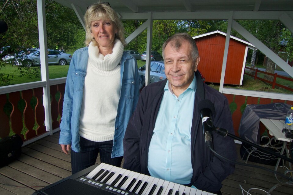 Monica Robertson och Christer Sandberg på piano har intagit scenen inför  ”En hyllning till Alf Robertson”