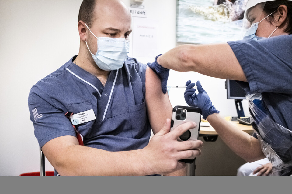 82 procent av stockholmarna som jobbar inom vård och omsorg har fått erbjudande om vaccination. På Södersjukhuset fick Pierre Flodfält, undersköterska vid covidavdelningen, sitt vaccin den 12 januari. Arkivbild.