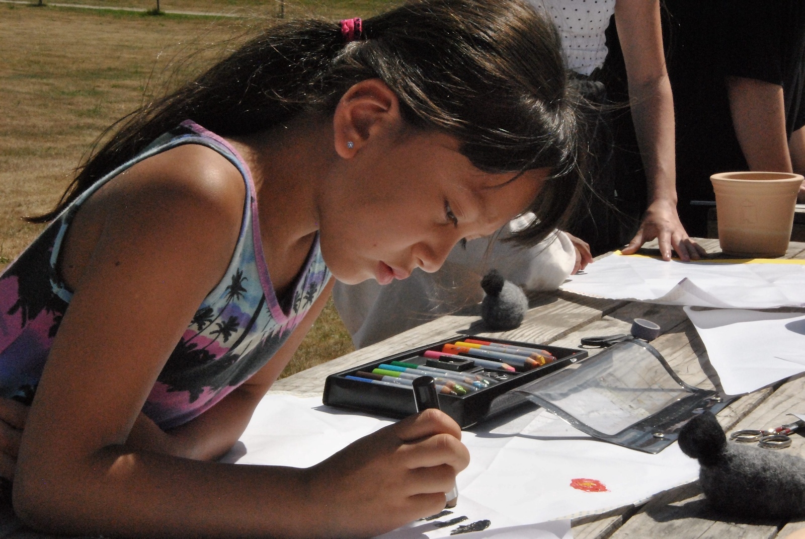 Linnea, sju år, målar med färgglada pennor på sin drake som snart blir klar. foto:bella Bryngelson