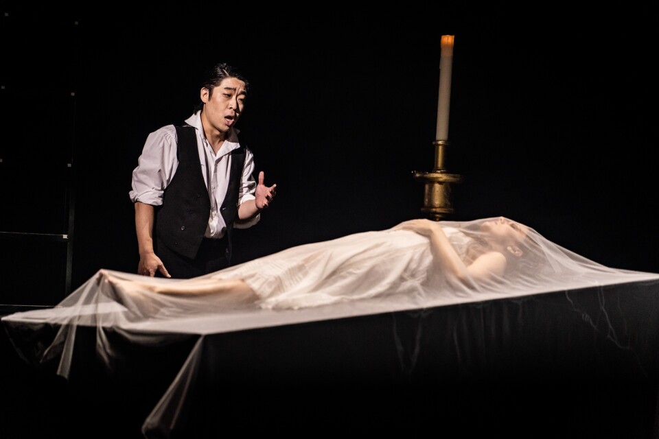 Dramatisk scen i Charles Gounods opera "Roméo & Juliette”, med Sehoon Moon som Roméo och Kseniia Proshina som Juliette.