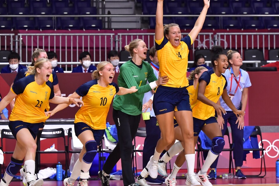 Svenska damerna jublar efter att ha krossat Sydkorea i OS-kvartsfinalen.