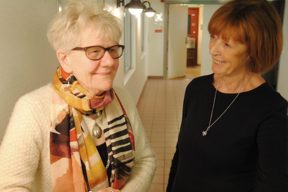 Kerstin Ulfvik Jonasson och  nyligen pensionerade Monica Olsson raggar fler seniorer till skolan.              Foto. Stefan Olofson