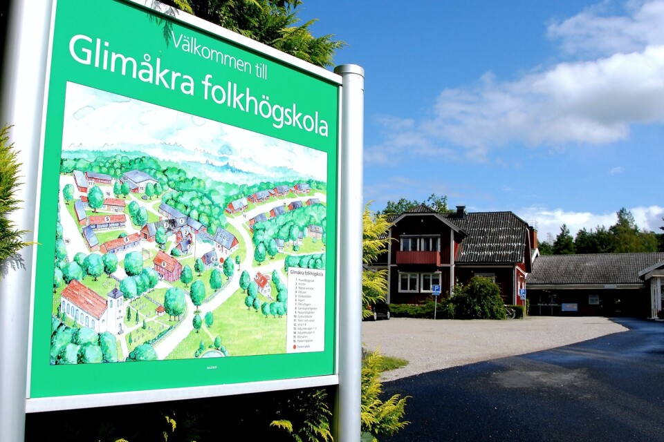 Mötet hålls i Glimåkra folkhögskolas aula.