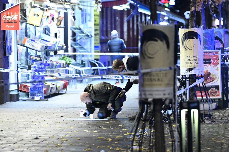 Polis på plats på Möllevångstorget i Malmö, där en skottlossning ägde rum på lördagskvällen.