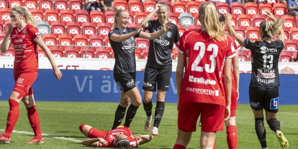 Hanna Stokki och Elin Nilsson jublar tillsammans med Mimmi Strömgren (13).