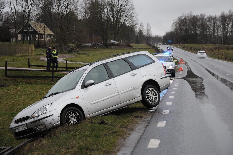 En personbil halkade av väg 19 i Nöbbelöv vid åttatiden på lördagsmorgonen. Polisen uppger att ingen skadades vid olyckan. FOTO: SUSANNE GÄRE