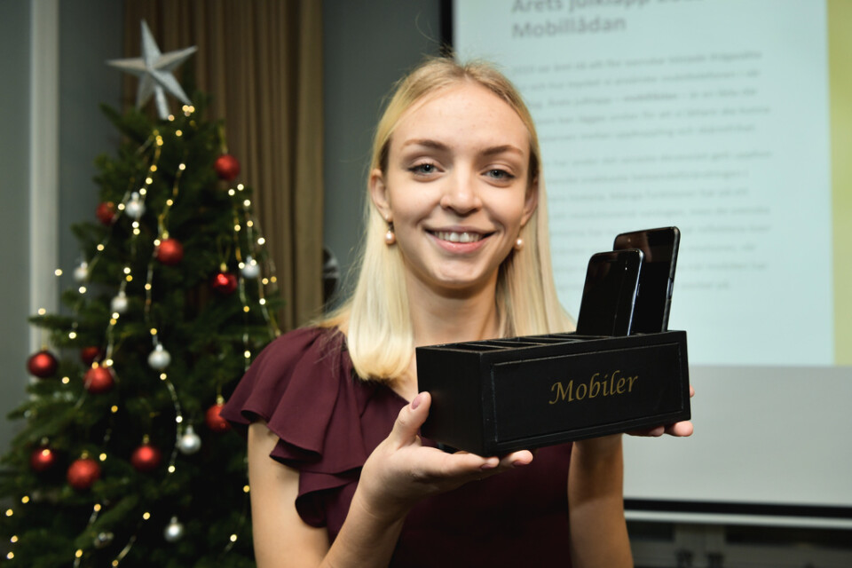 HUI:s analytiker Saga Bowallius presenterar årets julklapp – en mobillåda.