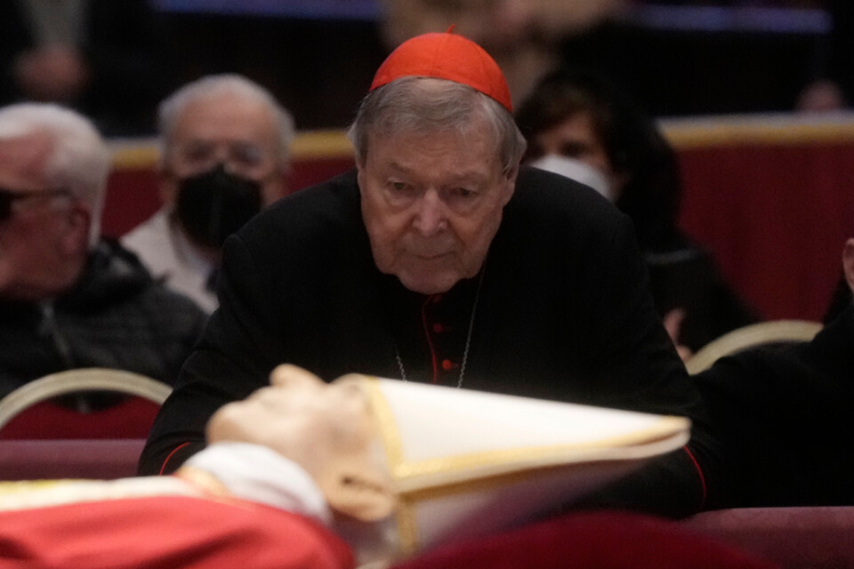 Kardinal George Pell vid påve Benedictus kropp när den låg på lit de parade i Peterskyrkan den 3 januari i år. George Pell avled på tisdagen, 81 år gammal.