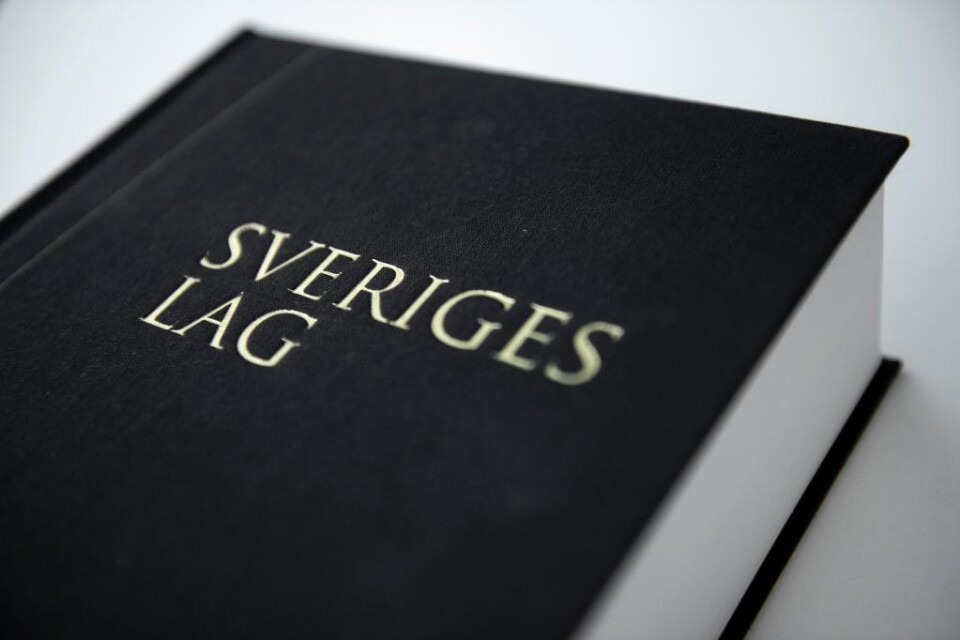 En man som misstänks för tio grova sexuella övergrepp på sin frus dotter åtalas i dag vid Skaraborgs tingsrätt, rapporterar P4 Skaraborg.. Enligt åklagaren började övergreppen mot flickan, som är i tioårsåldern, i höstas och pågick fram till februari. B