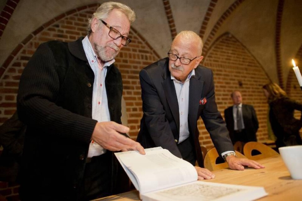Nöjda redaktörer. Pax Sjöholm och Ronny Nielsen tittar i den nya boken om kartor över Ystad med omnejd, från 1400-talet och framåt.