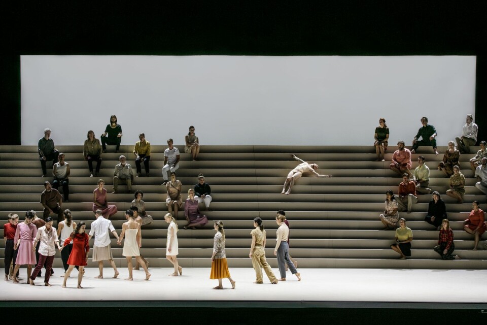 En stor trappa utgör scenen i Skånes dansteaters nya föreställning ”Mozarts Requiem”, som ges i en månad på Malmö Opera.