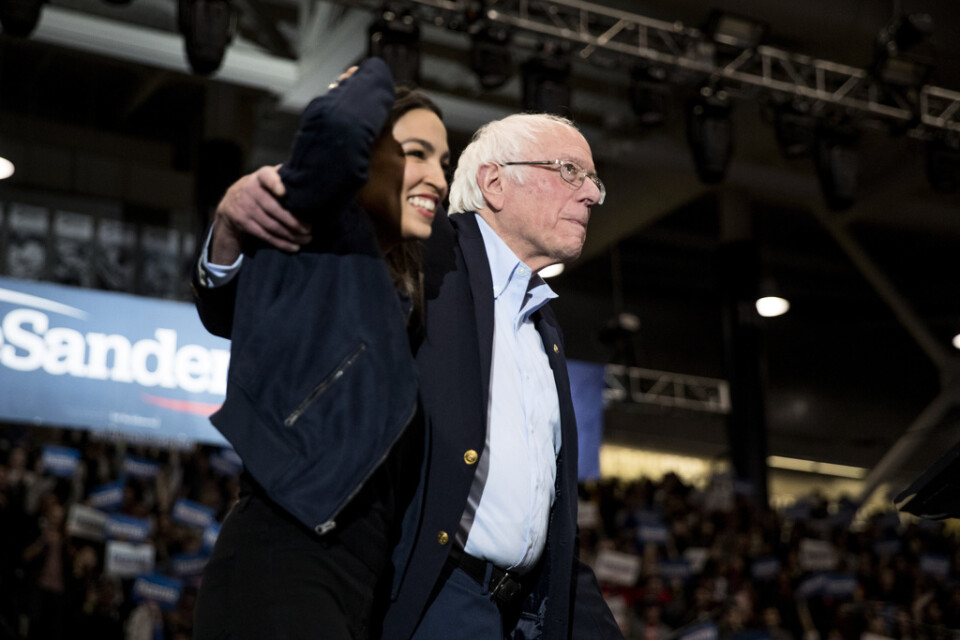 Demokraternas presidentkandidat väcker de unga genom oratorisk glöd och markanta vallöften: rejält höjd minimilön, kritik mot förmögenhetsklyftor och gratis universitetsstudier. Här med karismatiska kampanjtalaren, kongressledamoten Alexandria Ocasio-Cortez, i New Hampshire.