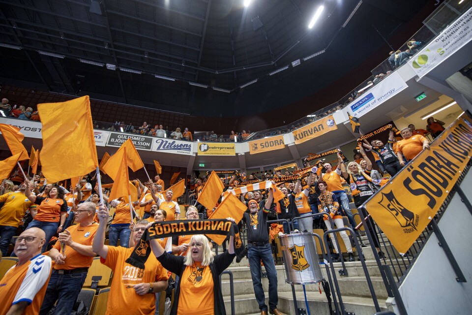 Fans in Södra Kurvan (the ”South Corner” )were back at last in Kristianstad Arena and saw their team win over IFK Skövde.
