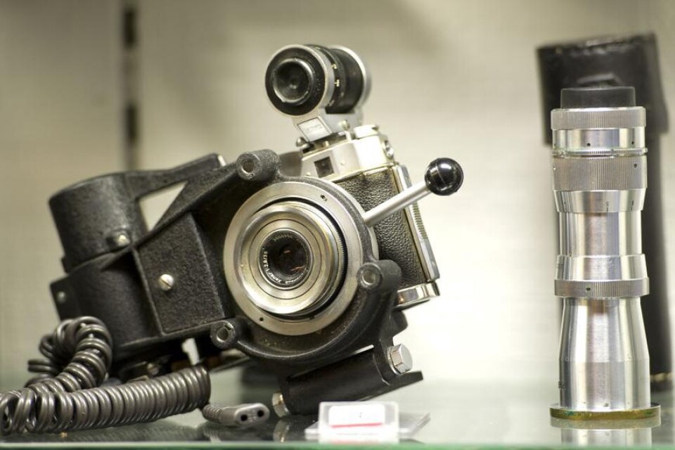 Mysterium. Var har den här kameran från 1950-talet suttit monterad? Nils-Harald Ottosson tror att den har suttit i en pansarvagn eller liknande för att dokumentera ?träffar?, men skulle gärna vilja ha det bekräftat om någon vet mer kring det.