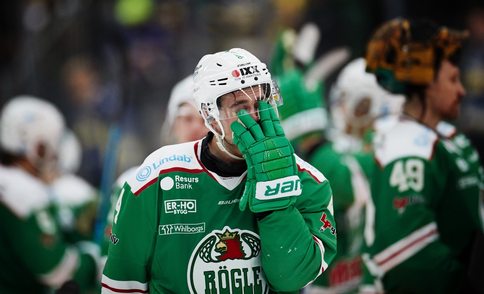 Rögles Kodie Curran deppar efter förlusten i måndagens ishockeymatch i SHL SM-slutspel. Foto Andreas Hillergren/TT