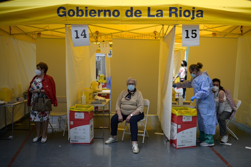Spanjorer vaccineras med Pfizer-Biontechs vaccin mot covid-19 i Alfaro i landets norra delar i maj.