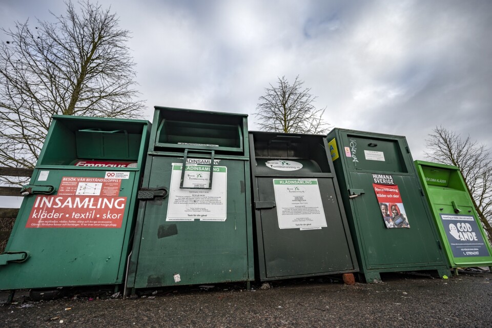 Klädinsamlingscontainrar på en återvinningsstation i Lomma utanför Malmö. Bara Emmaus har 90-konto.