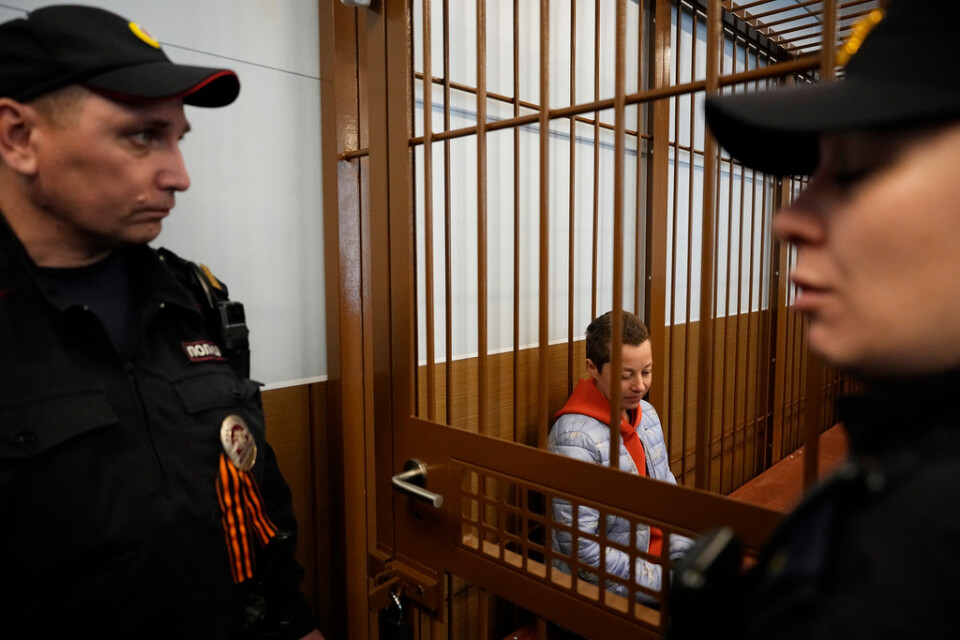 Teaterregissören Jevgenija Berkovitj i en domstol i Moskva inför ett förhör på fredagen.