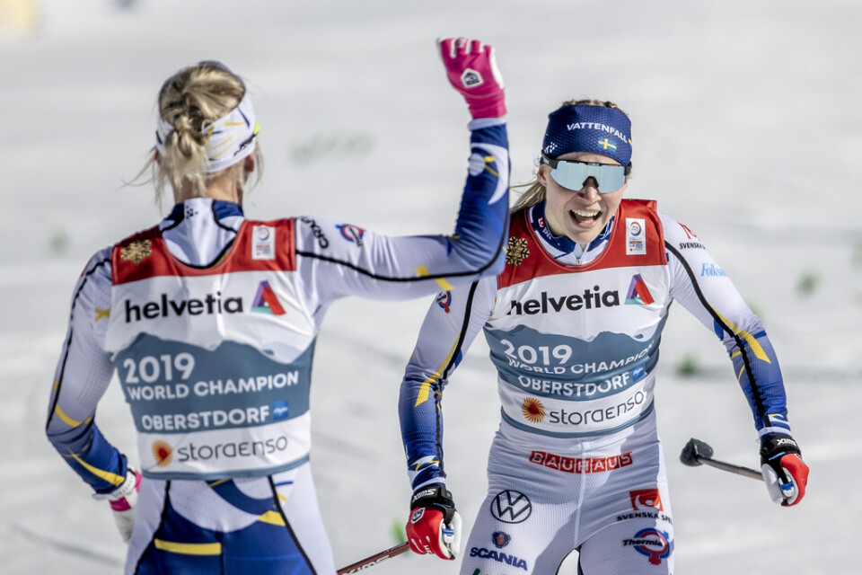 Maja Dahlqvist (till vänster) och Jonna Sundling vann VM-guld i sprintstafett i söndags.