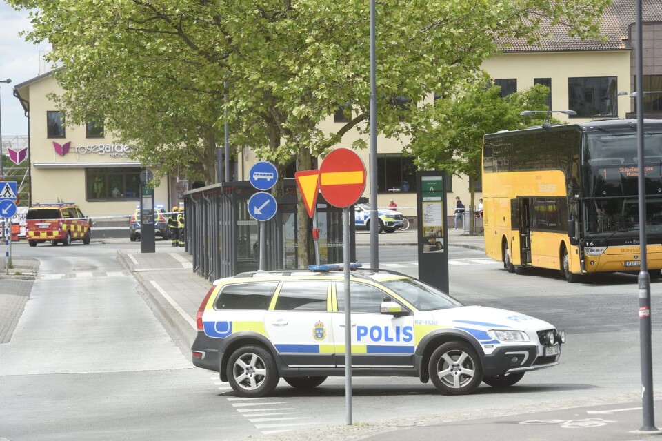 The police cordoned off a large area by Hästtorget in connection with the bomb threat on a bus.