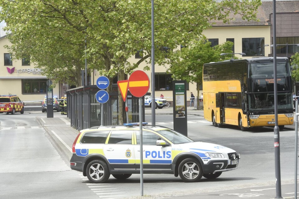 Polisen spärrade ett stort område vid Hästtorget i samband med bomhotet på en buss.