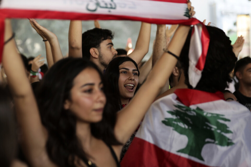 Den libanesiska flaggan har synts flitigt under protesterna – en symbol för nationell enighet.