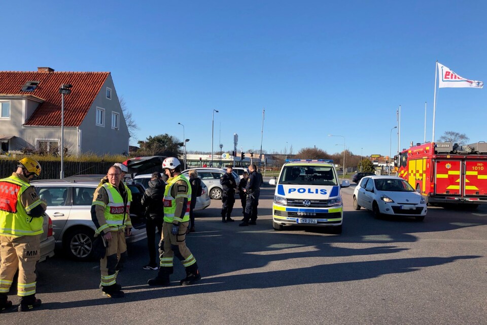 Polis och räddningspersonal på plats efter olyckan på Hedvägen.