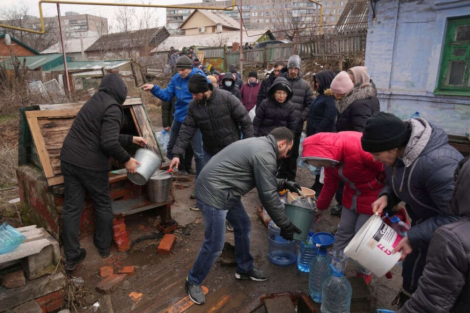 Människor köar för att få vatten i krigshärjade Mariupol på onsdagen.