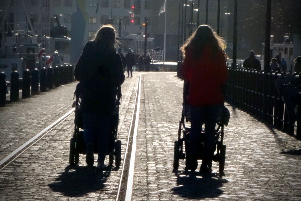 Mammor med barnvagnar på promenad irsolen.