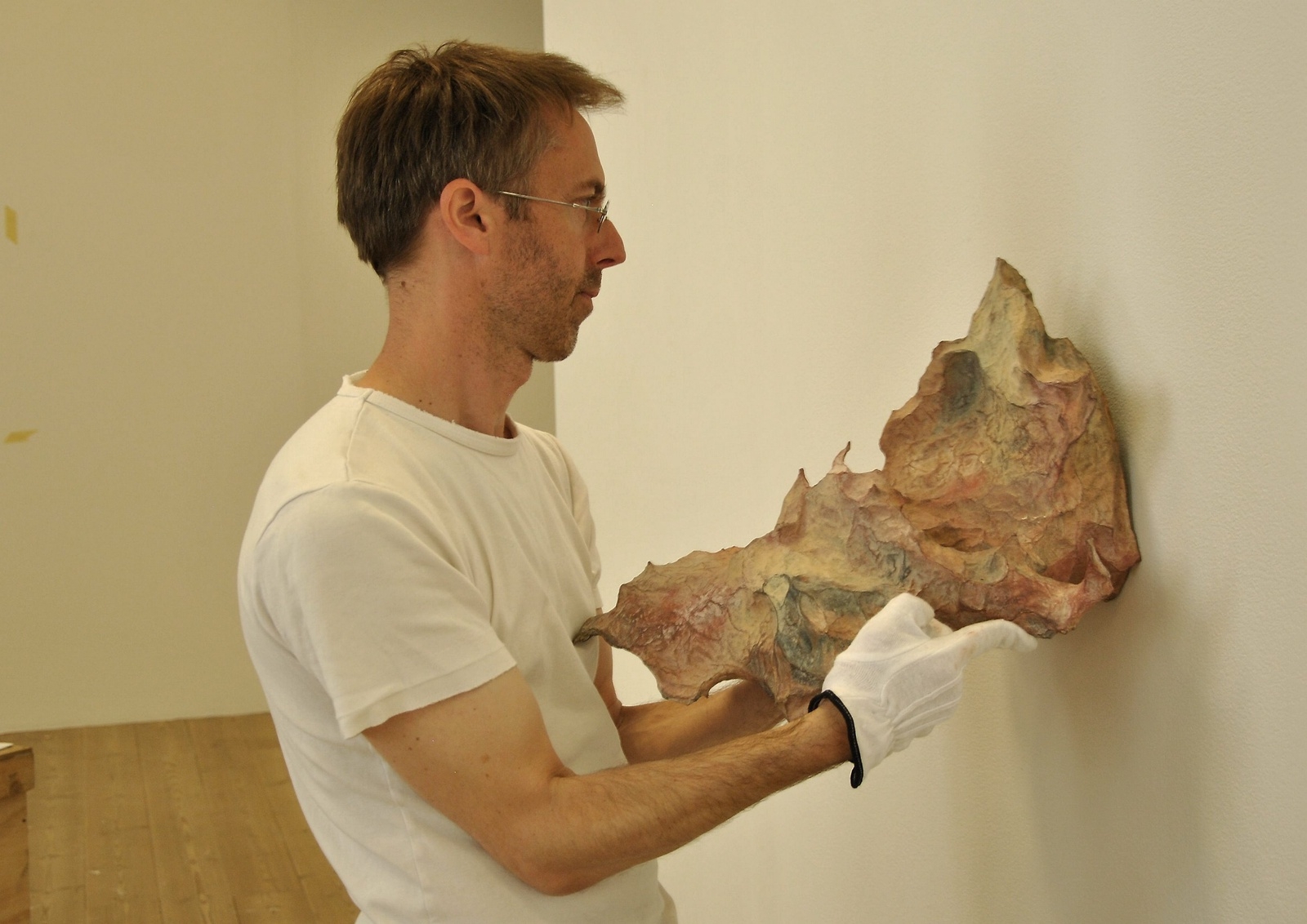 Jone Kvie i färd med att montera en av de rymdinspirerade skulpturer han visar på utställningen Beam me up!.                        Foto: Pernilla Ekdahl