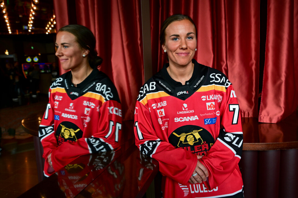 Landslagsbacken Anna Kjellbin välkomnar att tacklingar tillåts i damhockeyligan.