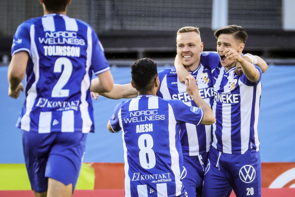 IFK Göteborgs Kolbeinn Sigthorsson gratuleras av lagkamraterna efter ett av de båda målen mot AIK.