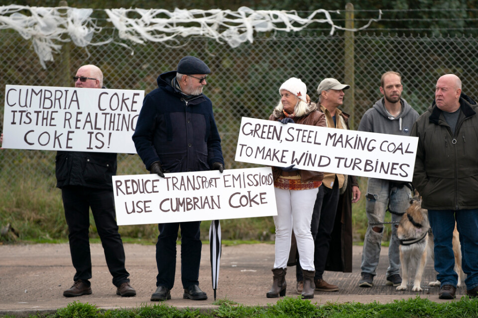 Aktivister propagerar för öppnandet av en ny kolgruva i Whitehaven i nordvästra England. Projektet får dock kritik av landets miljörörelse.