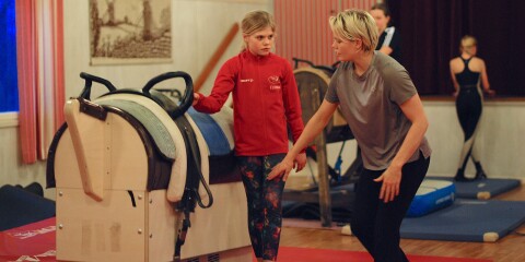 Koncentration på hög nivå när Elvira Sörman får nya träningstips av EM-medaljören Ella Filippa Velander, från föreningen Svea Voltige i Skåne.